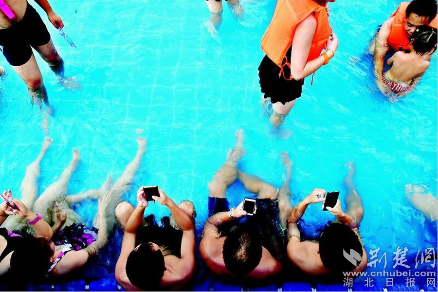 ���ڱ̲���ʎ����������һ������������ڵ��^���(l��i)�f(shu��)���˕r(sh��)�˿��Բ����x�_(k��i)�Լ����֙C����������������������Ӿ�^���Hˮ��(l�� )�@���|�������L(ch��ng)���ϡ���һ߅����(zh��)ˮ��һ߅ˢ�֙C����������һ���؄e���L(f��ng)������Ȼ�������o�֙CҲ�����ˡ�Ӿ�¡�����͸���ķ�ˮ�֙C�����@�����������ǝ����������߅�в���������������ˮ�����֙CҲ�c�Լ���Ӱ���x���D�飺��D����Ӿ����һ�����S����ˮ�������������(zh��)�֙C