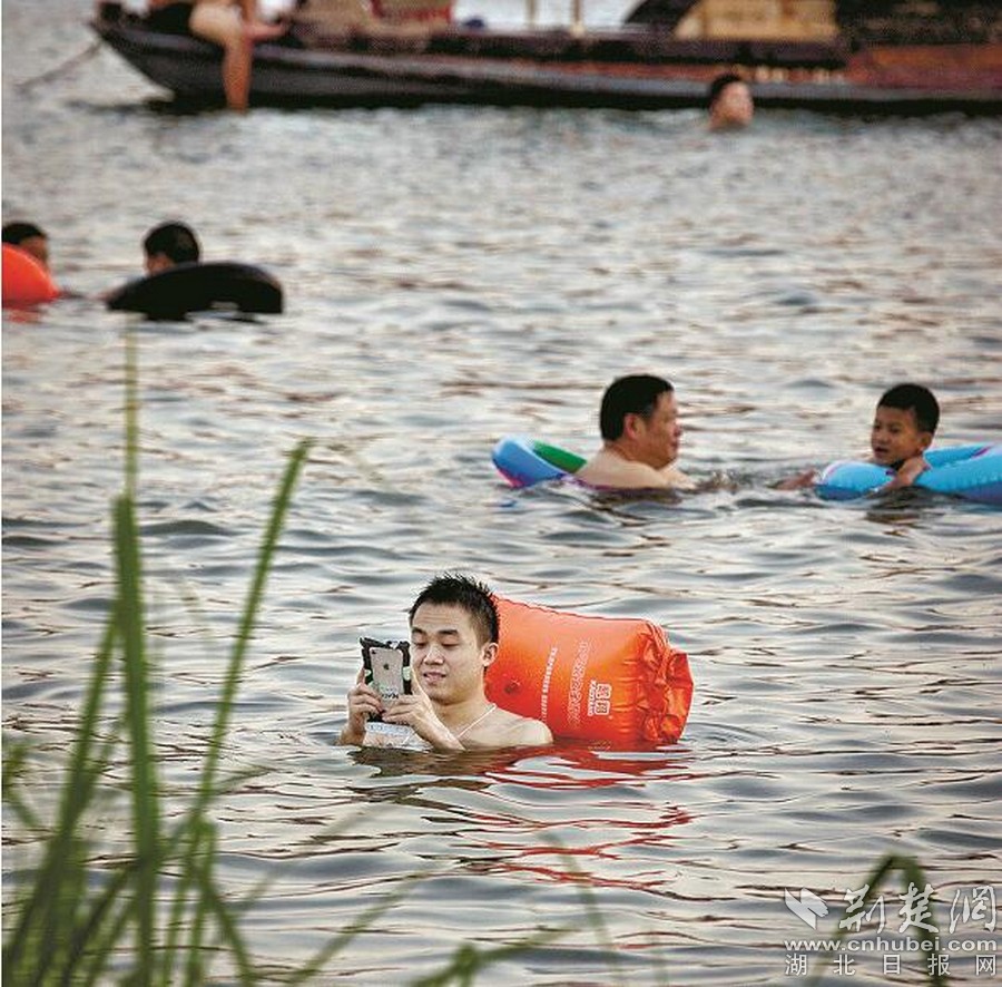 ��ˮ���������ڿ��Ӱ�����˰l(f��)����Ȧ��������ҕ�l�����������ġ��������Ĺ�ͬ���c(di��n)ֻ��һ��(g��)�����^���o����(zh��)�֙C��Ļ����������׃�Q�˄��������@�ݡ�����(zh��)�������˱�ʾ�o(w��)�����������˱�ʾ��ͦ��Ȥ�������o�֙C���ϡ���ˮ�������ĵ��^�傃���t��(hu�� )�J����V����������Ҫʹ���֙C�����D�飺�h����ˮ����ӿ�����f���ˡ�ˢ����