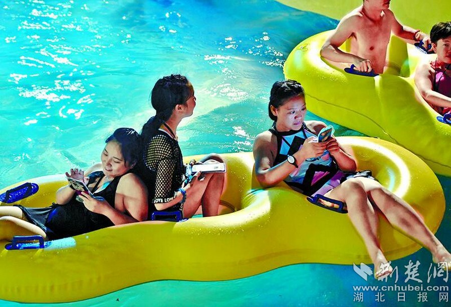 �D�飺3����Ů������Ƥ��ӾȦ���������(zh��)�֙C