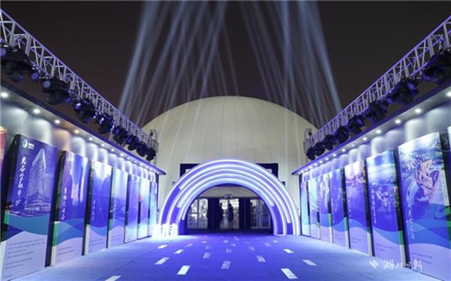 ӛ���ڬF��(ch��ng)�������W(w��ng)����������һ��(g��)ռ����e1000ƽ���׵ľ��������Ȳ������Д��_������ͶӰ�x����X��������������ͬ����Ͷ�䮋(hu��)�������ּ��g(sh��)�Y�Ϲ�Ӱ�ֶ����Ї����30��l(f��)չ�v���SȻ��ǰ��